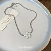 Colar com Pingente de Flor com Gotejamento de Óleo Cravejado de Diamantes 2026 Design de Nicho High-End Luxo Leve Corrente de Clavícula Versátil Elegante Corrente de Pescoço