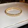 Pulseira Aberta Europeia e Americana Transfronteiriça de Zircônia Cravejada de Diamantes Pulseira Elegante de Alto Nível de Luxo Leve Nicho Versátil Joias da Moda para Mulheres