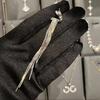 Pendientes de borlas elegantes de alta calidad en nuevos pendientes de diseño de nicho de moda, pendientes largos de lujo ligeros y elegantes japoneses y coreanos.