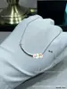 Nuevo collar blanco de nácar con sonrisa, V bañado en oro rosa de 18K, lujo ligero con un toque de alta gama, collar de nácar blanco con caras sonrientes en ambos lados