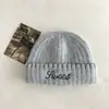 Chapéu de Lã Vermelho Bordado com Letras Grossas Novo para Outono e Inverno para Mulheres, Chapéu de Tricô Versátil que Afina o Rosto e Protege as Orelhas, Chapéu para Clima Frio