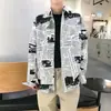 Ins nueva camisa de verano estilo Hong Kong con estampado de periódico inglés para hombre, talla grande, holgada, moderna, fina