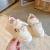Sapatos Brancos para Meninas Solado Macio Novo Estilo Tênis Casuais Tênis de Skate Infantil 2026 Outono Crianças de Média e Grande Porte Sapatos Estilo Coreano