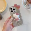 Lujosa Funda Brillante de Diamantes de Pie Kt Pequeño Lazo Completa de Diamantes Adecuada para Funda de Teléfono Apple 16 Pro Max 15 iPhone 14