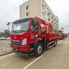 Grúa montada en camión Liuqi de 8 toneladas con pluma telescópica extendida para levantar y transportar materiales de acero y piedra