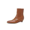 Botas curtas de salto médio em pele de ovelha de primeira camada para mulheres, botas únicas de corte justo, novo estilo outono e inverno, bico fino, fecho lateral, botas curtas casuais confortáveis de couro genuíno