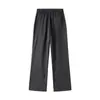 Calça masculina listrada com cintura semielástica, versátil e moderna, com caimento relaxed, pernas largas, corte reto e estilo casual