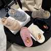 Pantuflas peludas populares para mujer para usar en exteriores, nuevo modelo casual antideslizante de moda perezosa de una tira peluda para mujer, otoño e invierno 2026