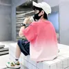 2026 Novo Estilo de Verão Versátil para Meninos Estampa Gradiente Multi-Padrão Grande Camiseta Infantil Gola Redonda Solta de Manga Curta