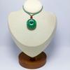 Venta al por mayor de fábrica vidrio imitación jade verde oscuro verde claro navegación tranquila colgante de pez dorado pequeño collar todo tipo de colgante de vidrio