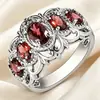 Anillo de Lujo Ligero Transfronterizo Yanbai con Granate y Circonita, Anillo Rojo Vintage Elegante, Moderno y Deslumbrante, Exquisito y Refinado