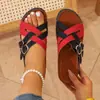 Sandálias plataforma de tamanho grande para mulheres, disponíveis em várias cores, com um design de tira larga color block que realça a altura e cria um efeito emagrecedor