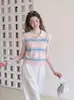 Top de polo a rayas con bloques de color frescos y vibrantes estilo coreano para mujer, diseño de verano con bordado, look juvenil, mangas acampanadas pequeñas, camisa de punto