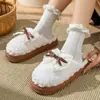 Chinelos de algodão com laço de renda para outono e inverno, fofos e macios, com solas grossas, forro de fleece para aquecimento e design antiderrapante, perfeitos para meninas usarem em casa