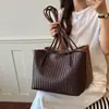 Bolso grande vintage con patrón tejido transfronterizo para mujer, nuevo bolso de mano texturizado de moda con un pequeño bolsillo interior, bolso de hombro versátil de gran capacidad