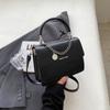 Bolso de hombro texturizado para mujer, novedad de verano 2023, bolso cuadrado pequeño, portátil y sencillo, bolso de mensajero con cadena texturizada de estilo coreano.