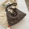 Bolsa de Tela de Bolsillo Rui Dorado Pequeña Bolso Bandolera Cruzado Bolso de Tela de Conejo Blanco Casual Simple Moderno Japonés y Coreano para Mujer Estampado de Leopardo Bolso de Conejo Blanco