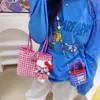 HD728A04 Bolso de Paja Tejido Hueco Rosa de Niña con Colgante de Hello Kitty para Compras Casuales y Sesiones de Fotos, Bolso de Hombro