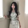 Top Curto com Laço nas Costas Design Chique Coreano para Mulheres Verão Gola Redonda Manga Curta Blusa Temperamento Versátil Camisa Rejuvenescedora
