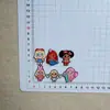 Nueva serie de parches de alivio acrílico de bebé llorón dulce famoso en internet, clips para el pelo y llaveros de chica con pegamento de crema