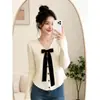 Cárdigan de punto versátil para mujer de otoño e invierno con cuello en V, mangas largas y un dobladillo con volantes y detalle de lazo, diseñado para crear un look juvenil.