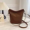 Bolso de Hombro Retro para Mujer 2024 Nueva Tendencia Bolso Cruzado de Cuero Suave Bolso de Cubo Sencillo Casual de Nicho