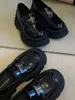 Novos Moccasins Redondos com Logo Triangular para Mulheres Primavera/Verão 2025, Sapatos de Couro Slip-On com Solado Grosso Aumentador de Altura, Sapatilhas Modernas Estilo Japonês