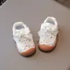 Coleção Outono 2026: Sapatos de Caminhada de Couro para Meninas com Laço Fofo e Detalhes de Renda, Tênis Casuais de Solado Macio, Estilo Moderno