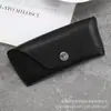 26 Tipos de Estuches Pequeños para Gafas de Sol de Cuero con Patrón de Lichi, Estuches de Gafas de Moda con Botón de Presión con Logo en Inglés, Estuches para Gafas de Sol Resistentes a la Presión
