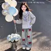 Moda Casual Otoño Estilo Universitario Niños Medianos y Grandes Conjunto de Pantalones Vaqueros de Mezclilla y Top con Raya Patchwork Falso de Dos Piezas con Cuello