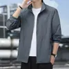 Jaqueta com gola alta, seda gelada, novo modelo de verão, roupa respirável com proteção solar, vestuário casual para pesca ao ar livre, proteção UV, top com sensação de frescor para homens