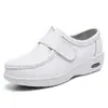 Sapatos de Enfermagem Brancos com Velcro Respiráveis e Confortáveis Almofada de Ar Sapatos Médicos para Hospitais e Salões de Beleza Antiderrapantes Sapatos de Trabalho Venda por Atacado