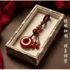 Colgante de Paz de Cinabrio Mineral Crudo Llavero Colgante de Arena Roja Imperial Oro Morado de Alto Contenido Amuleto Venta Directa de Fábrica y Dropshipping