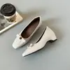 Novos sapatos femininos rasos versáteis e confortáveis de bico quadrado, estilo outono 2026 para o trabalho, sapatos Mary Jane de camélia da moda