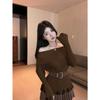 Suéter de punto de manga larga color albaricoque francés de un solo hombro para mujer en otoño, estilo suave, suéter holgado, top elástico versátil