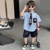 Conjunto de Tres Piezas de Camisa con Insignia Bordada de Conejo Estilo Delgado de Verano para Niños Conjunto de Calle para Niños y Niñas Estilo Nuevo 2026 Verano Moderno