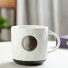 Suministro de fábrica, taza con patrón de escamas de pez en relieve estilo Xingba con logotipo de bronce, taza de cerámica al por mayor, se puede configurar