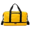 Ligera y duradera, nuestra bolsa de viaje es tu elección ideal. Tela Oxford, compartimento independiente para zapatos, se puede llevar cruzado.