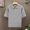 Camisa Polo Masculina de Tricô Cinza Claro Manga Curta Estilo Old Money de Verão Relaxada Ombro Direito T-Shirt Cleanfit Meia Manga
