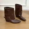 Botas versáteis de cano médio com saltos grossos, detalhes de fivela de cinto retrô e solas macias, um novo estilo de moda outonal para mulheres em 2026