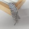 Broche elegante de plumas de diamantes de estilo europeo y americano para mujer, elegante y exquisito ramillete, pin de moda simple, accesorios de traje retro