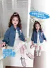 Jaqueta Jeans Feminina Primavera e Outono 2026 Nova Desenho Animado Crianças Coelho Policial Estilo Coreano Roupa de Primavera para Bebês Meninas