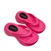 Chanclas de verano para mujer 2026 nueva moda versátiles para exteriores con suela gruesa que aumenta la altura antideslizantes sandalias de dedo para la playa