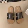En Stock Entrega Rápida Moda Plata Starlight Sandalias Versátiles de Tira H Suela Suave Diseño Plano Retro Francés de Alta Gama
