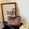 Bolso tote monograma vintage aprobado por influencers con correa decorativa de cuero, simple y versátil para viajes y almacenamiento