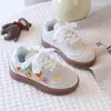 Tênis infantis para primavera e outono, com bordado floral, sola macia, sapatos casuais respiráveis, sapatos infantis doces Forrest Gump, tênis esportivos de cano baixo