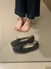Outono/Inverno 2026 Sapatos de Ballet Retrô Francês Sapatilhas Vermelhas com Laço de Lã Bico Redondo Baixo Salto Baixo Sapatos Quentes Simples para Mulheres