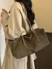 2026 Outono Inicial Nova Bolsa de Bowling Fosca Estilosa Retrô para Mulheres Sensação de Alto Padrão Bolsa Almofada Bolsa de Ombro