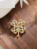 Broche Exquisito e Fashion de Zircônia Completa em Forma de Trevo de Quatro Folhas, Design Retrô Britânico, Acessório para Terno e Vestido, Corsage, Alfinete para Suéter e Casaco