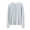 Suéter de tricô de cashmere estilo retrô coreano, ricamente adornado, com múltiplos botões, perfeito para looks de outono e inverno, com um design de cardigã elástico, justo ao corpo e moderno.